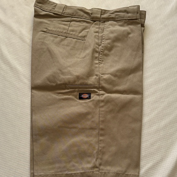 Dickies Men's Khaki Relaxed fit Shorts 13” - Picture 1 of 5